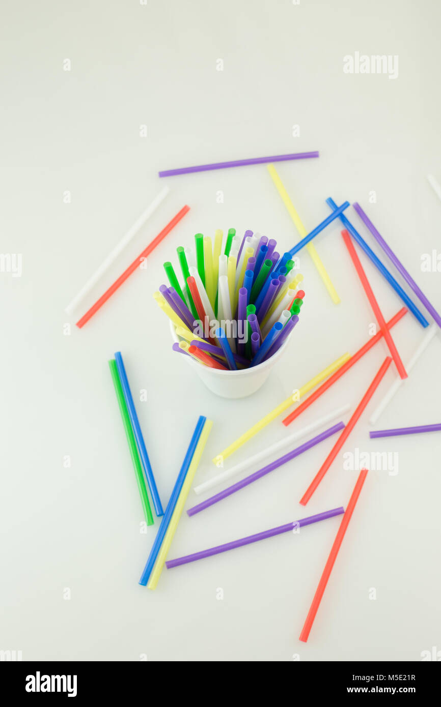 Trinkhalme, Schale, zerstreut, Glanz, Betreff, Kreative, gelb, grün, weiß, rot, Design, Hintergrund, bunt, Kunst, Farbe Stockfoto