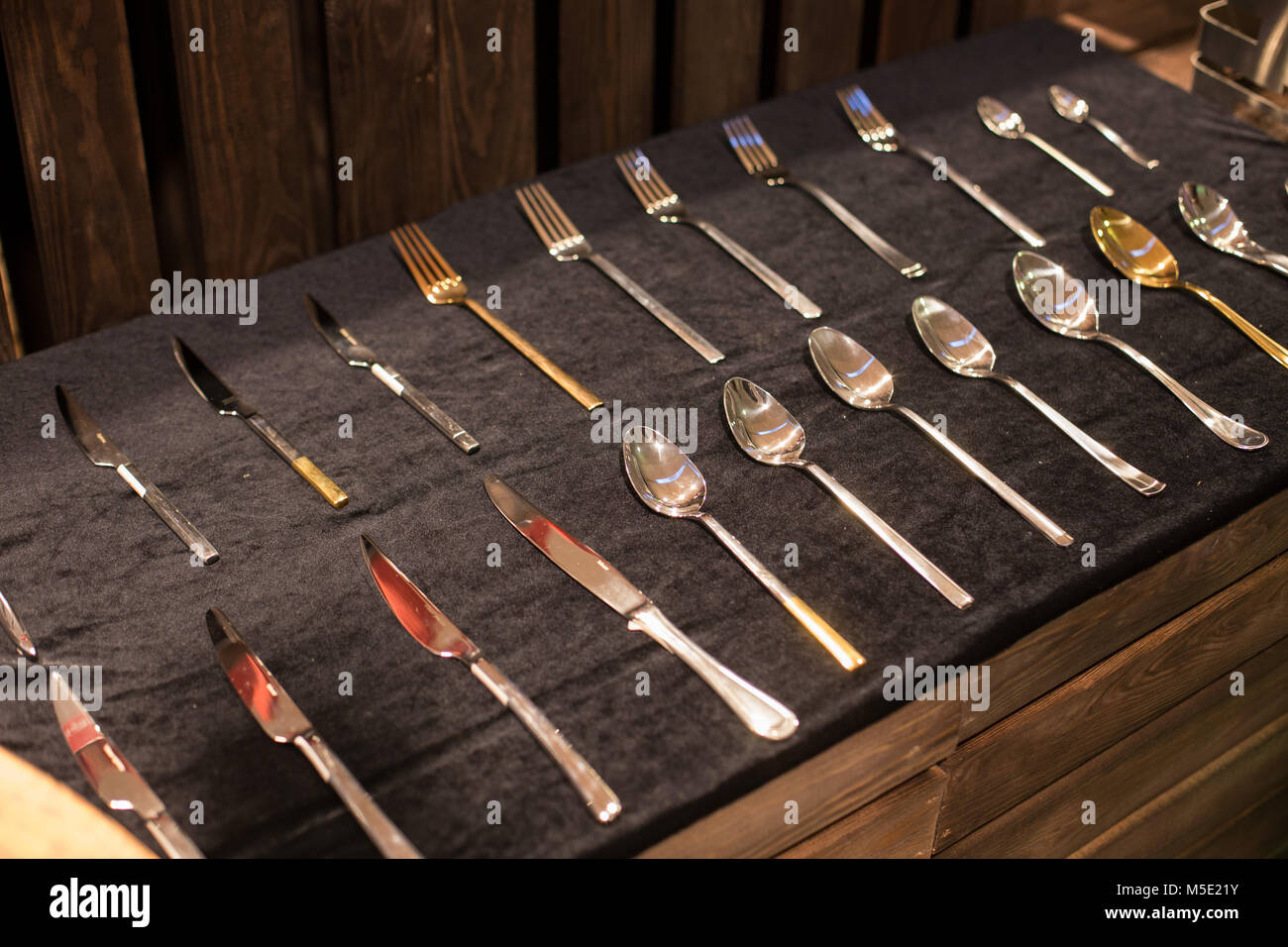 Messer, Löffel, Gabel, Küchengeräte, Metall, waren für das Restaurant, das Restaurant, Kochen, Küche, Essen, Substrat, schönen, vollen Mond, El Stockfoto