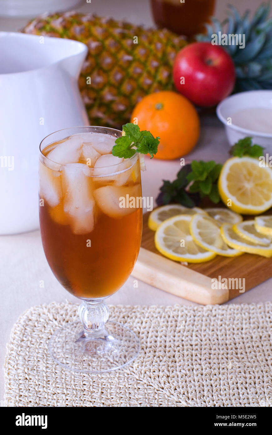 Eistee, mit geschnittenen Zitronen, Obst, Stockfoto