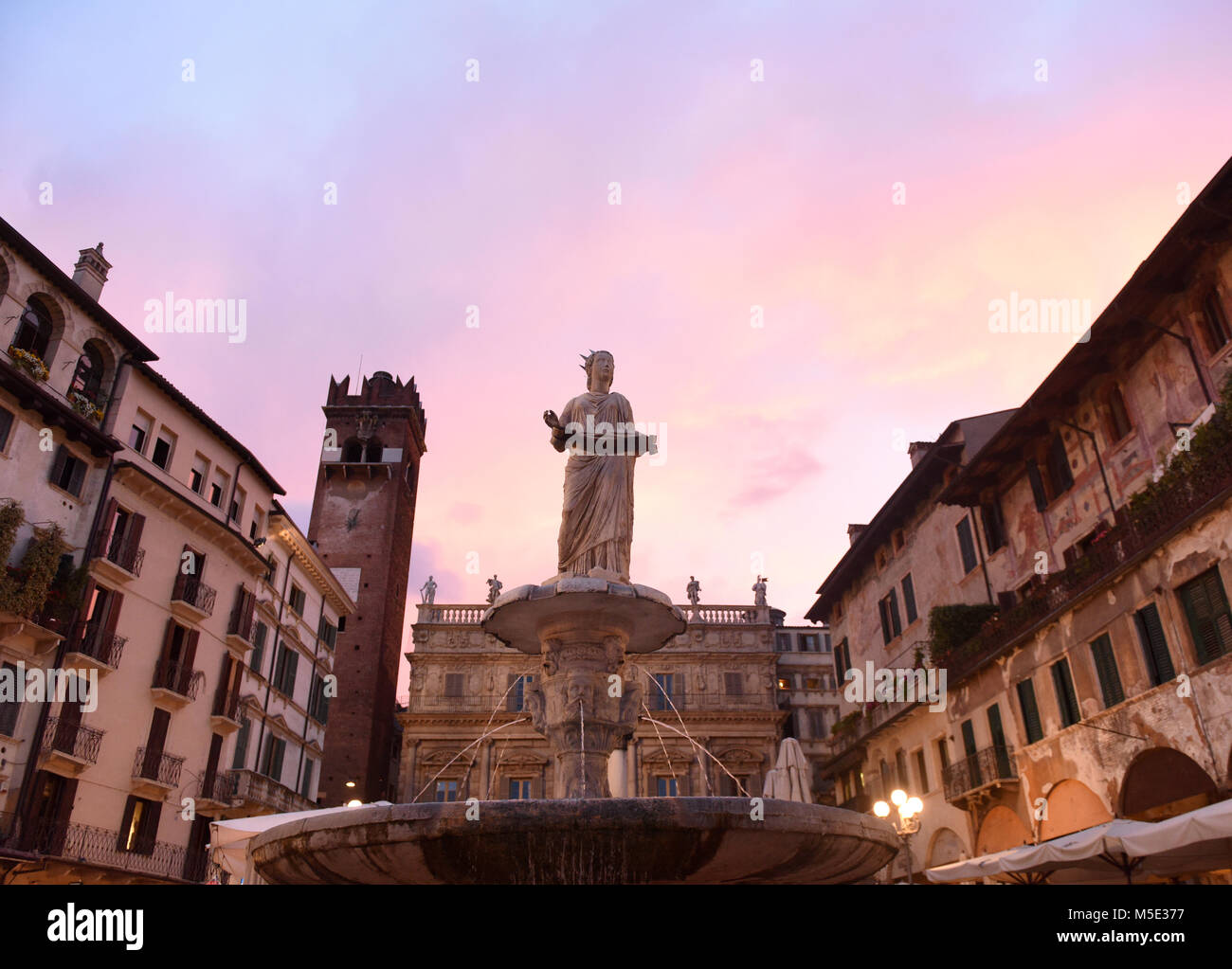 Springbrunnen Statue der Madonna Verona (Brunnen der Madonna Verona) mit dem Palazzo Maffei und Gardello Turm im Hintergrund auf die Piazza delle Erbe in Vero Stockfoto