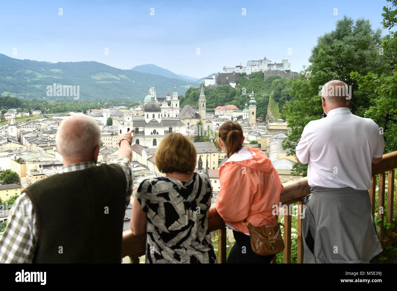 Die Menschen sehen im Zentrum von Salzburg, Österreich Stockfoto