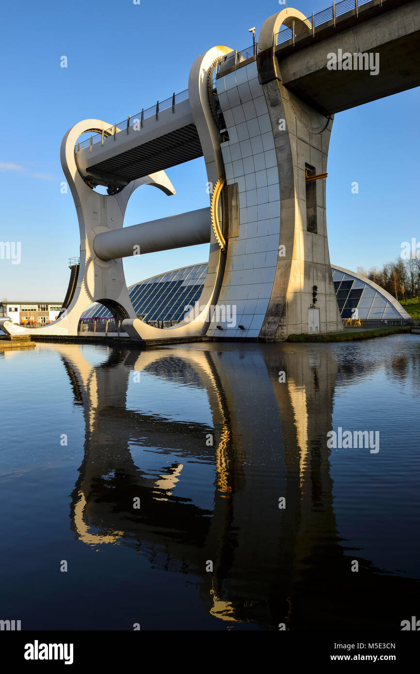 Falkirk Wheel rotierende Boot heben Sie die Verknüpfung der Forth-and-Clyde-Kanal mit der Union Canal, Teil der Millennium Link Projekt in Falkirk, Schottland Stockfoto