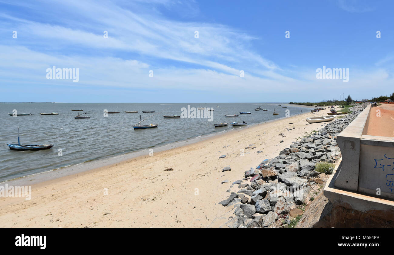 Blick auf den Strand von Maputo, der Hauptstadt von Mosambik mit Booten der Fischer in den Indischen Ozean an einem hellen Tag mit blauem Himmel und Wolken Stockfoto