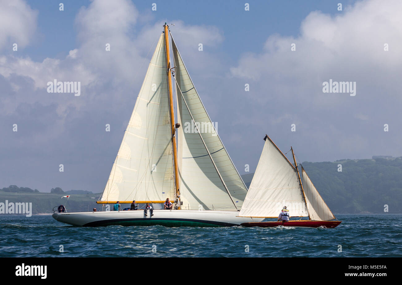 Zwei klassischen Holz- Yachten konkurrieren für Position während des Rennens in Plymouth Sound. Stockfoto