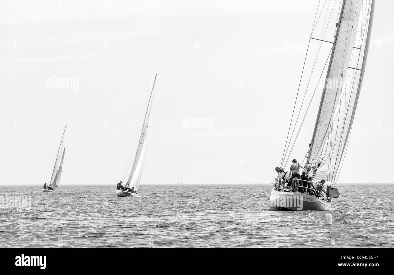 Drei klassischen Holz- Segelboote Segel in der Ferne und das Meer. Stockfoto