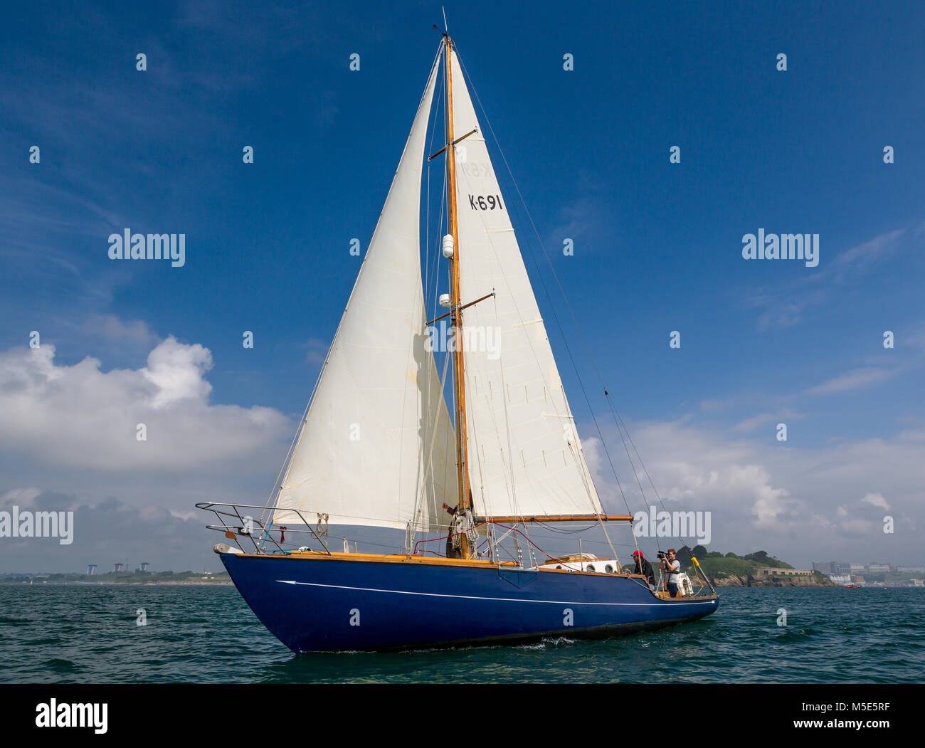Th klassischen Holz- yacht Ärger von Arklow unter vollen Segeln in Plymouth Sound. Stockfoto