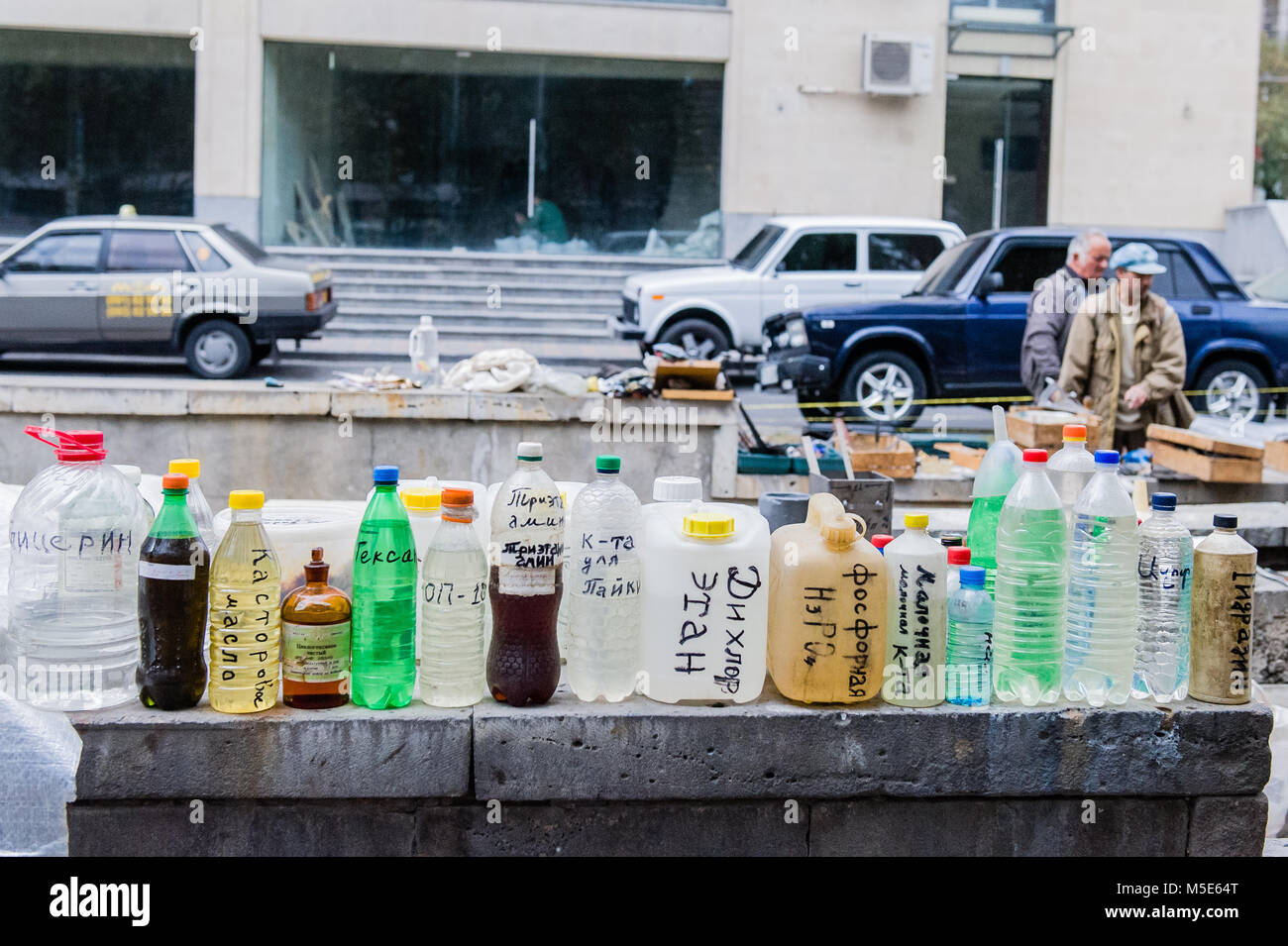 Mit chemischen Produkten an der Flohmarkt von Eriwan, Armenien. Stockfoto