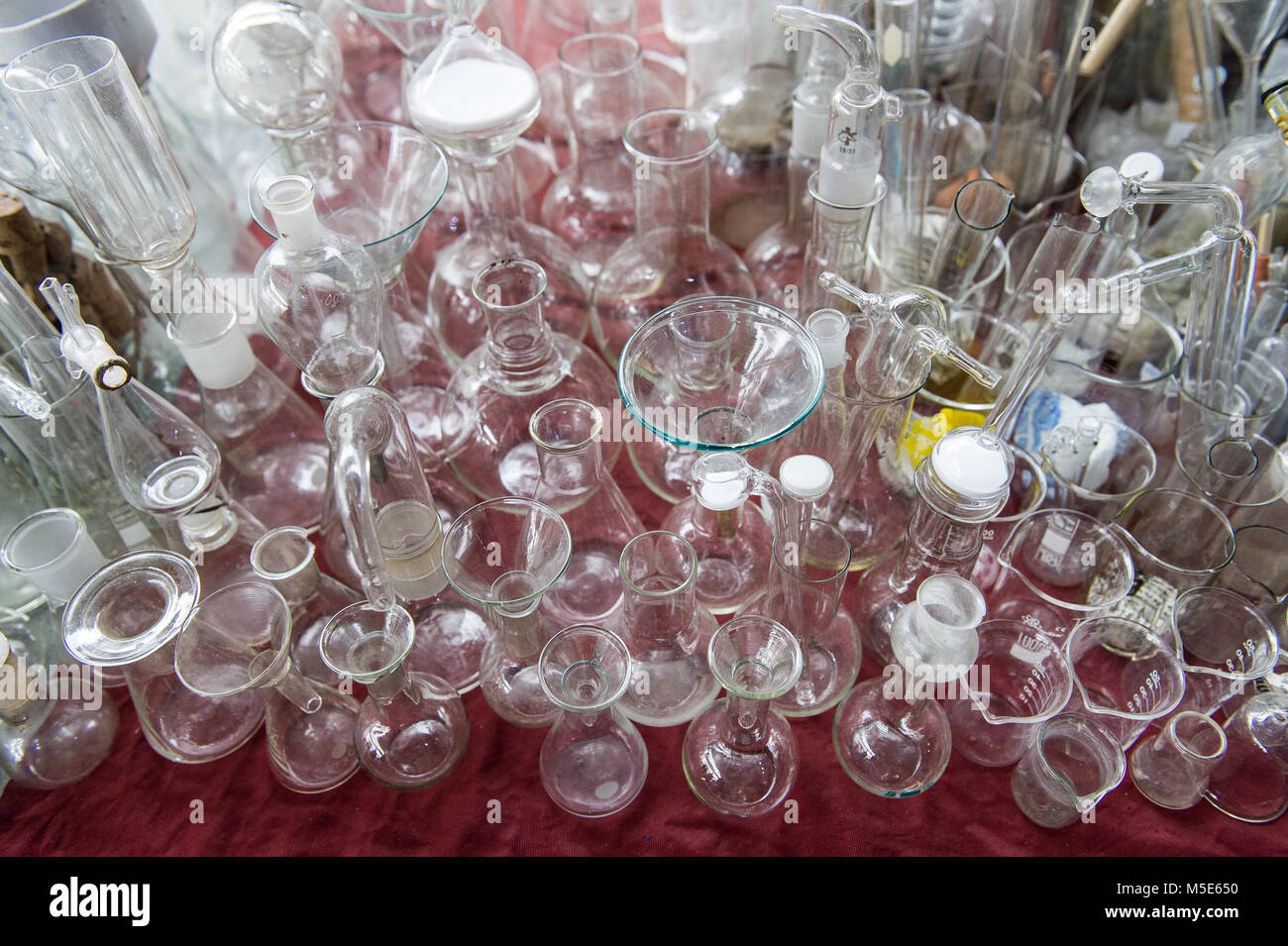 Chemische Glas für Verkauf an den Flohmarkt Eriwan, Armenien. Stockfoto