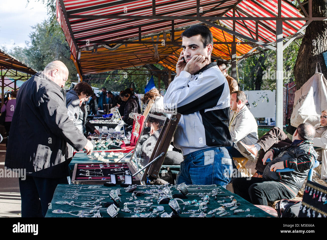 Verkäufer und Kunde auf dem Flohmarkt von Eriwan, Armenien Stockfoto