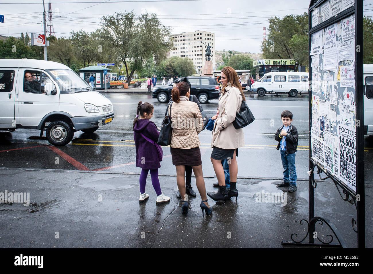 Kleine Familie wartet nach de Regen an der Yerevan Vernissage Open-Air-Flohmarkt in Eriwan, Armenien. Stockfoto