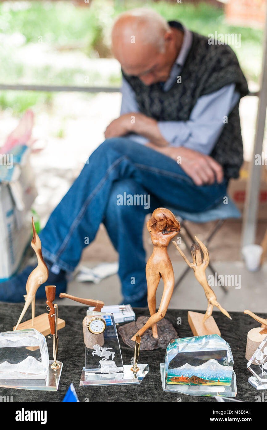 Alte müde Mann warten einige Artefakte am Yerevan Le Venrissage Flohmarkt in Armenien zu verkaufen. Stockfoto