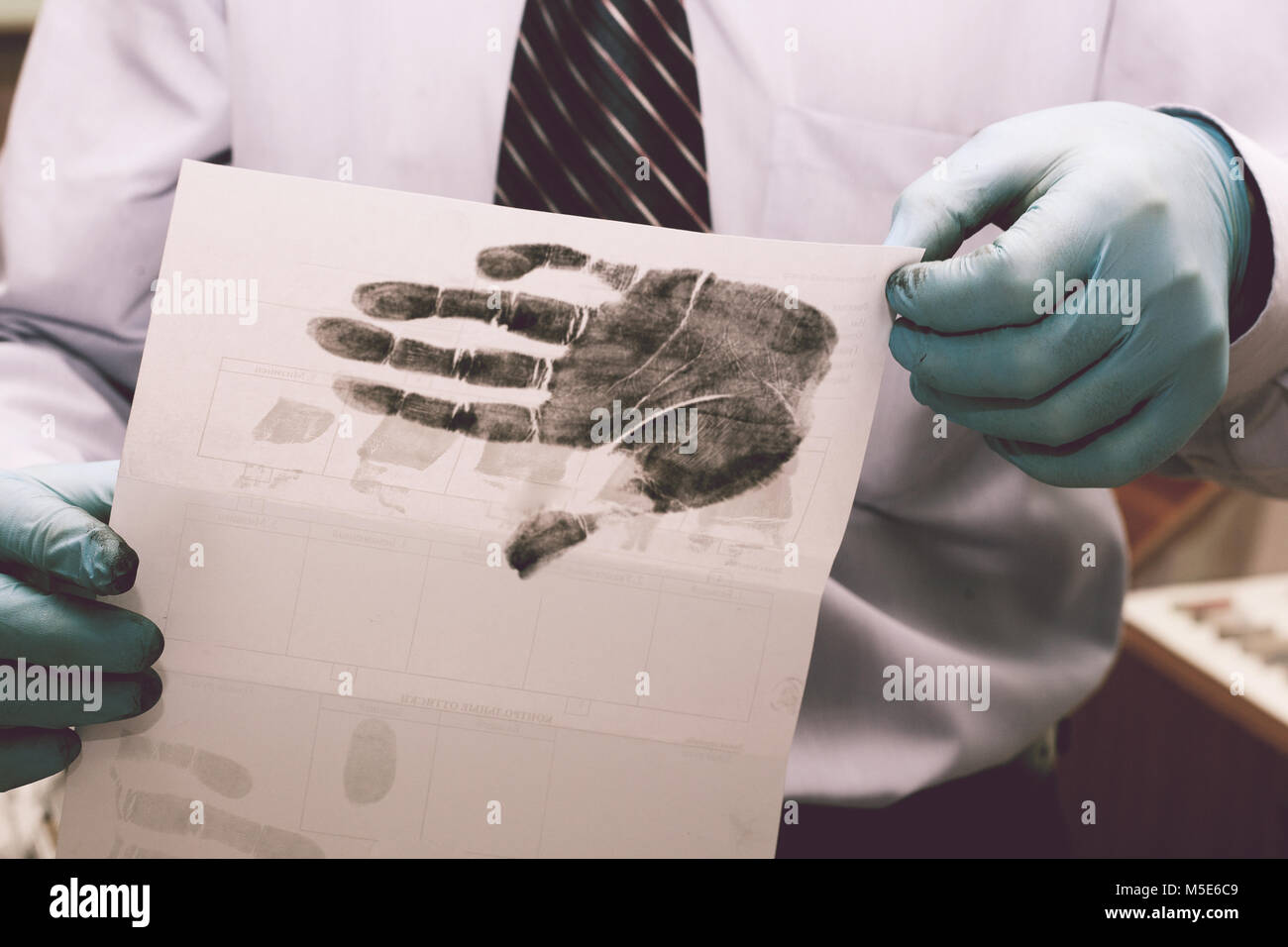 Die Forscher nehmen Fingerabdrücke von der Verdächtige in der Kriminalität. Die Untersuchung ist ein Verbrechen. Kriminalität. Stockfoto