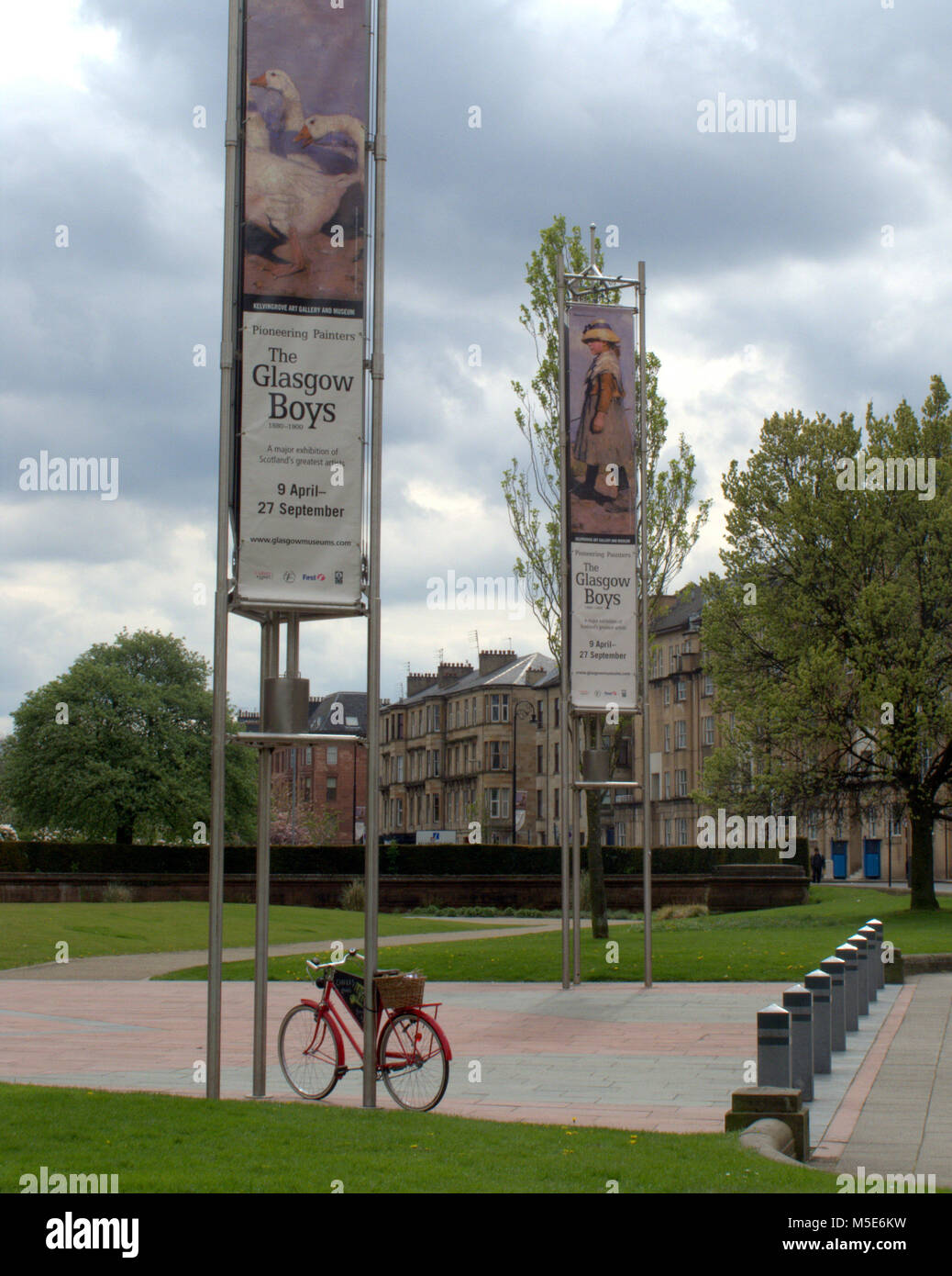 Die Glasgow Jungen Ausstellung Plakate und Werbung außerhalb der Kelvingrove Art Gallery und Museum, Argyle Street, Glasgow, Großbritannien Stockfoto