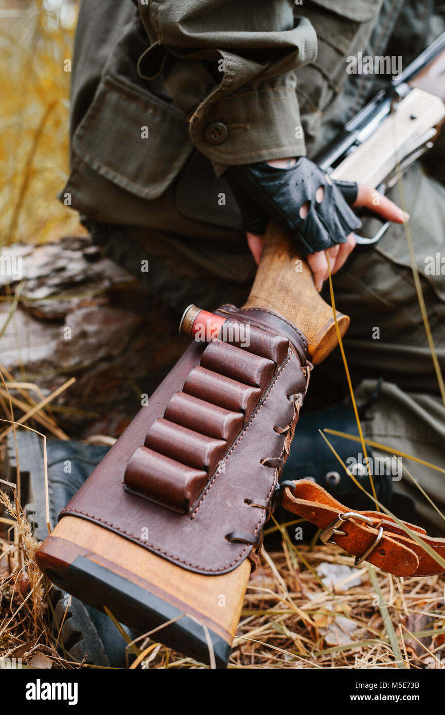 Frau Jäger mit einer Pistole. Die Jagd in den Wäldern. Konzeptionell. Stockfoto