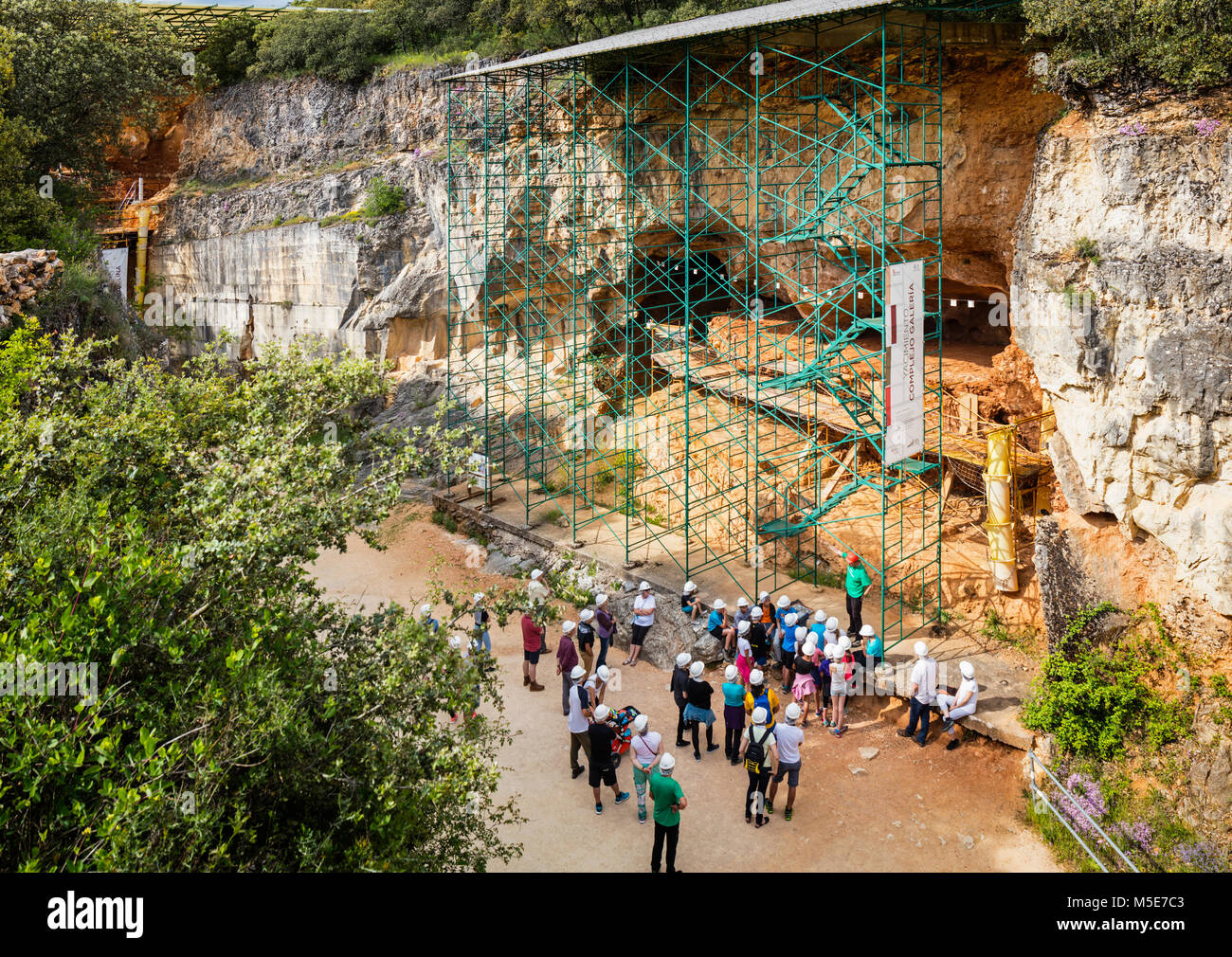 Besucher lauschen einem archäologischen Reiseleiter an der archäologischen Stätte Atapuerca, die zum UNESCO-Weltkulturerbe in der Nähe von Burgos gehört Stockfoto