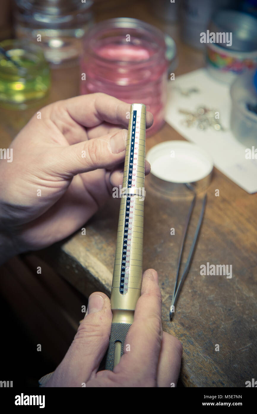 Prozess der Trauring das Handwerk. Stockfoto