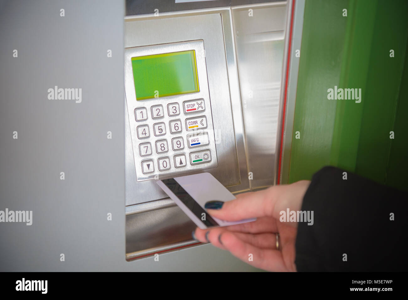 In Der Nahe Der Weiblichen Hand Die Atm Karte Neben Der Bank