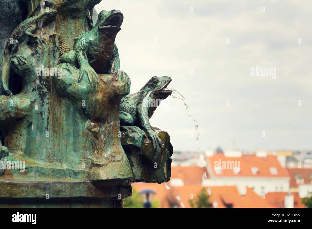 Frosch Spritzwasser auf Brunnen, Wasserknappheit Konzept, Petrin, Prag Stockfoto