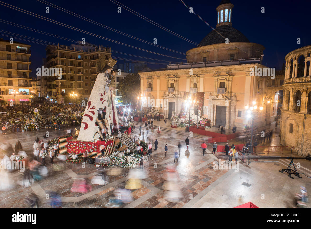 Menschen gehen um die Jungfrau Maria, ihre Blumen bietet als Teil der Fallas Feste in Valencia, Spanien. Stockfoto