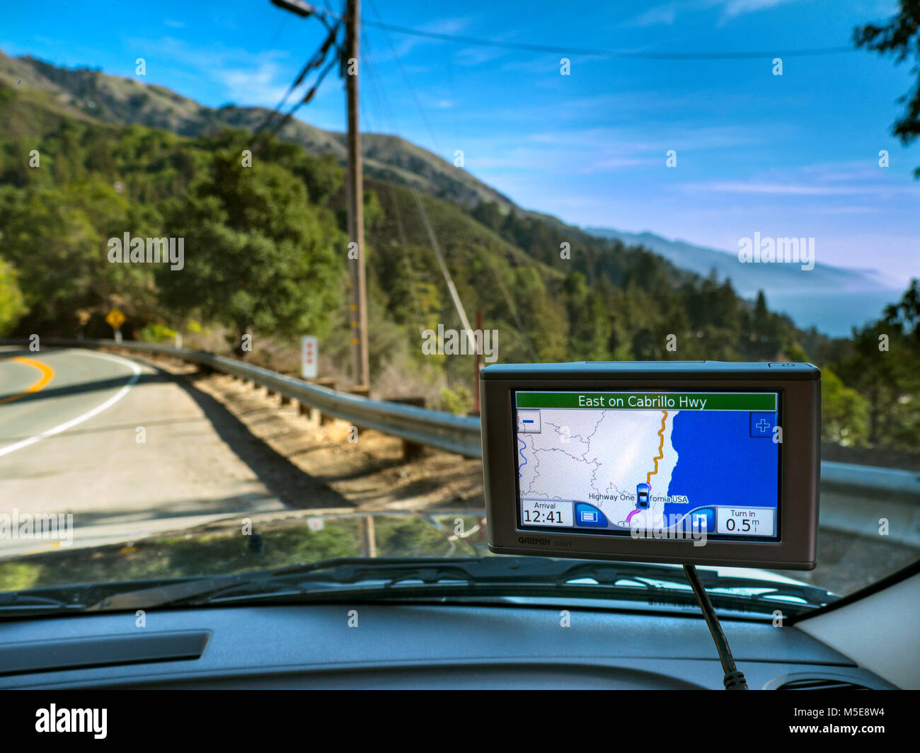 Satellitennavigation Anzeige in der küstennahen CA Highway One an der Cabrillo Highway Pazifischen Ozean hinter Monterey Pazifik Kalifornien USA Stockfoto