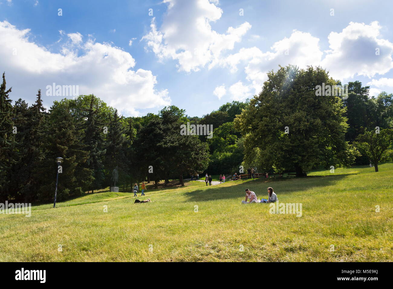 Prag, tschechische Republik - 17. JUNI 2017: Menschen auf Petrin Hügel mit Jan Neruda statue am 17. Juni 2017 in Prag, Tschechische Republik. Stockfoto