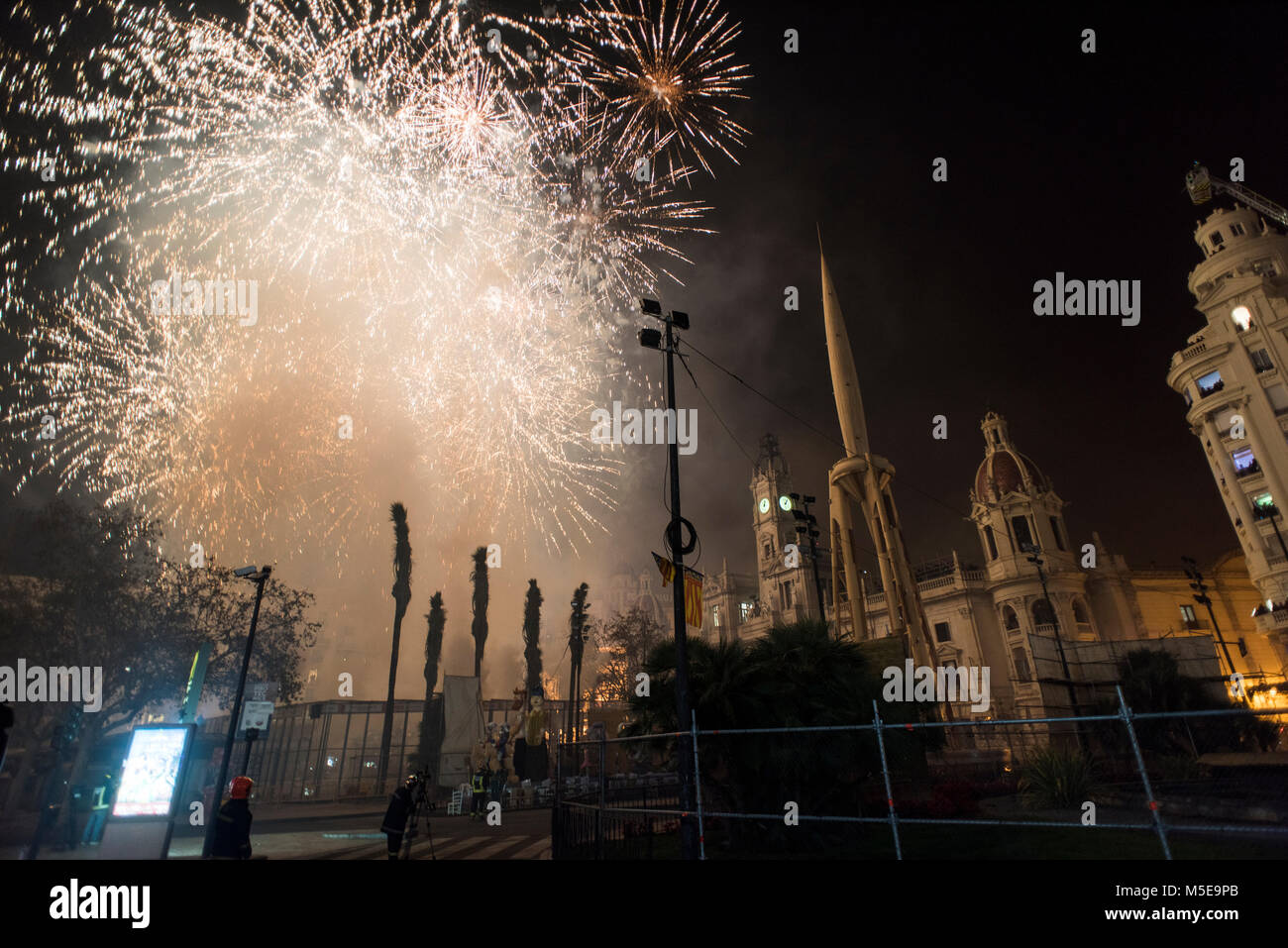 Feuerwerk in der Nacht von 'La Crema' die brennende am Rathausplatz von Valencia in Spanien. Stockfoto
