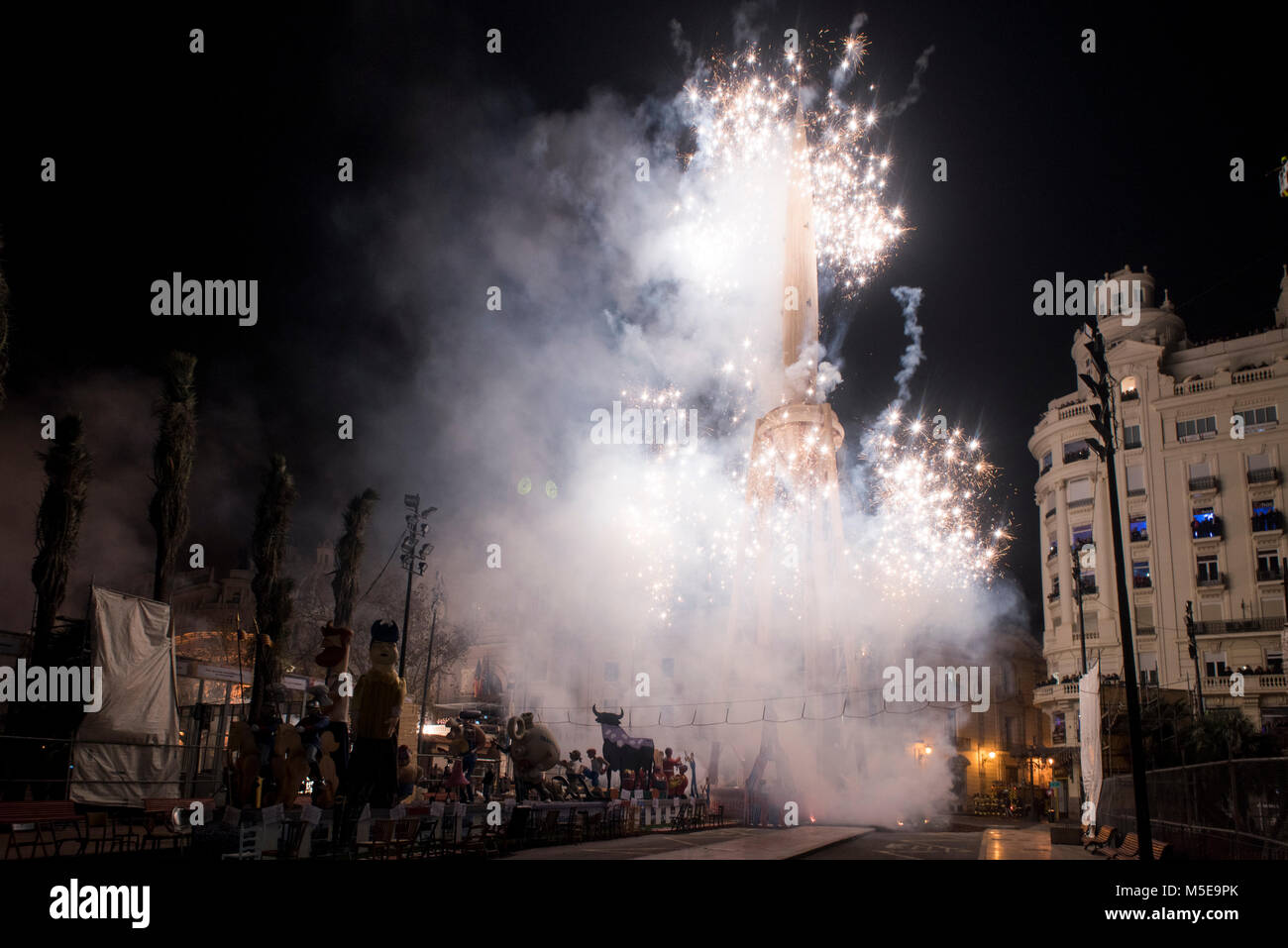 Feuerwerk in der Nacht von 'La Crema' die brennende am Rathausplatz von Valencia in Spanien. Stockfoto