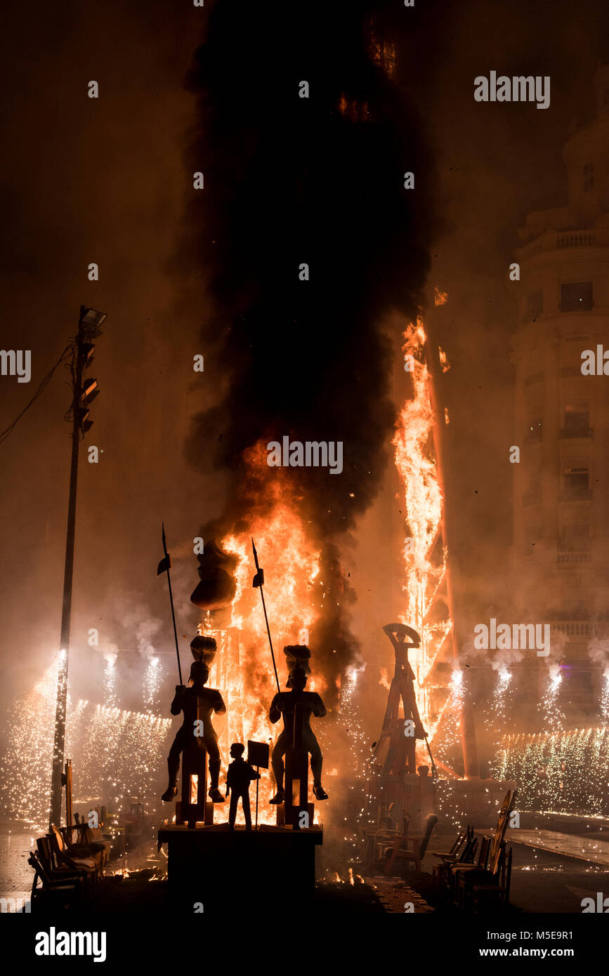Die Nacht der "La Crema" die Verbrennung an der valenzianischen Rathausplatz als Teil des letzten Tages Las Fallas Festivals in Spanien. Stockfoto