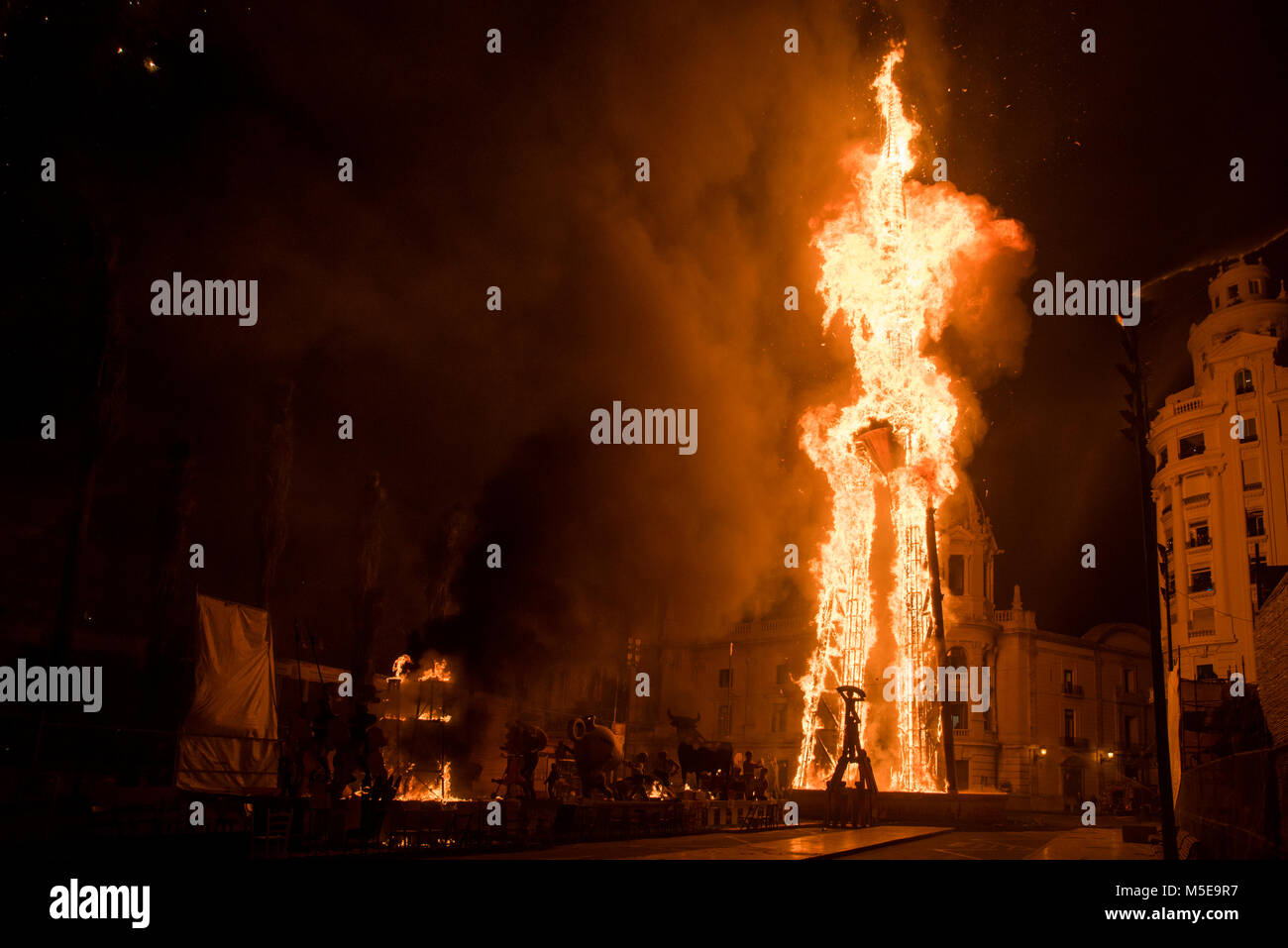 Die Nacht der "La Crema" die Verbrennung an der valenzianischen Rathausplatz als Teil des letzten Tages Las Fallas Festivals in Spanien. Stockfoto