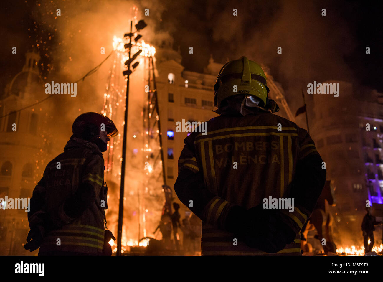 Feuerwehrmänner bei der Arbeit während der Nacht von "La Crema" die Verbrennung an der valenzianischen Rathausplatz als Teil des letzten Tages Las Fallas Festivals in Sp Stockfoto