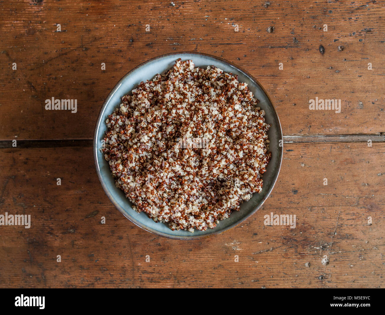 Schale mit roten und weißen Quinoa. Stockfoto