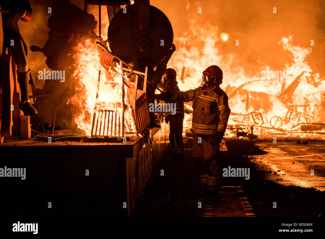 Feuerwehrmänner bei der Arbeit während der Nacht von "La Crema" die Verbrennung an der valenzianischen Rathausplatz als Teil des letzten Tages Las Fallas Festivals in Sp Stockfoto