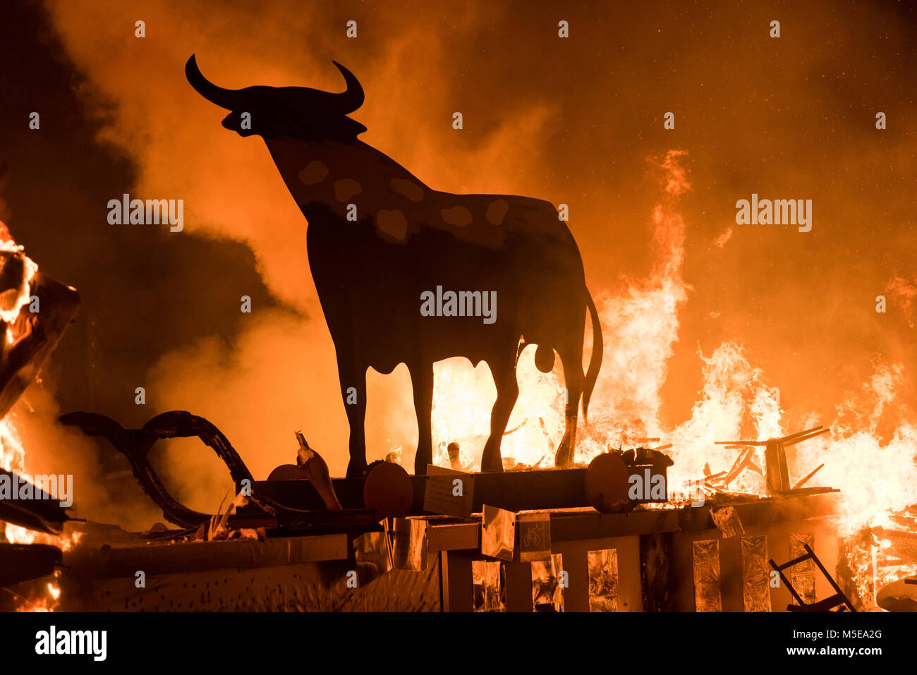 Eine hölzerne Stier brennt in der Nacht "La Crema" die Verbrennung an der valenzianischen Rathausplatz als Teil des letzten Tages Las Fallas Festivals in Spa Stockfoto