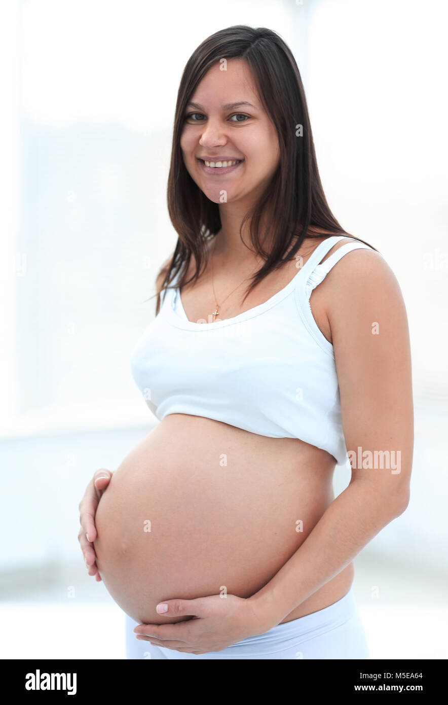 Nahaufnahme einer schwangeren Frau, die ihre Hände auf ihren Bauch. Stockfoto