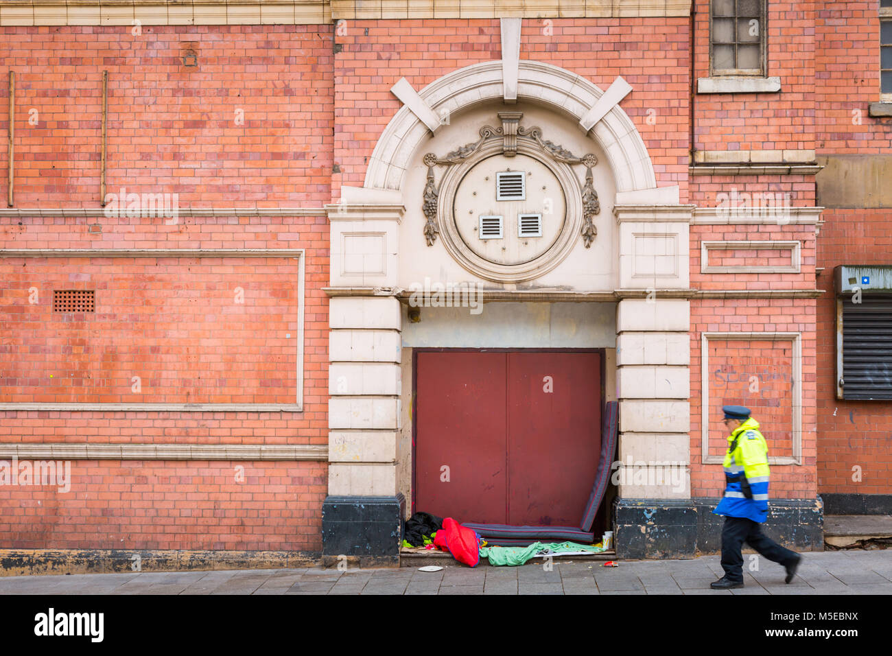 Schlafsack und Decken in einer großen Tür von einem obdachlosen Menschen links, Birmingham, Großbritannien Stockfoto