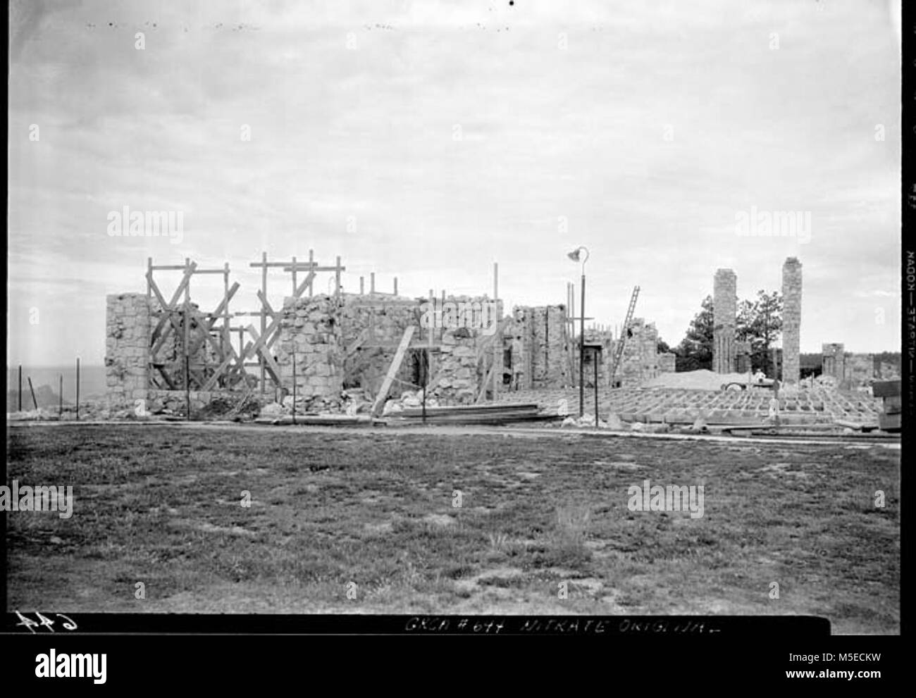 Grand Canyon historischen noch Rim Lodge Wiederaufbau c ANFANG DER WIEDERAUFBAU DES GRAND CANYON LODGE NORTH RIM. Umgebaut FUSSBODENBALKEN SICHTBAR inmitten Reste des ursprünglichen Stein arbeiten. CANYON SICHTBAR AUF DER LINKEN SEITE. CIRCA 1936. Stockfoto