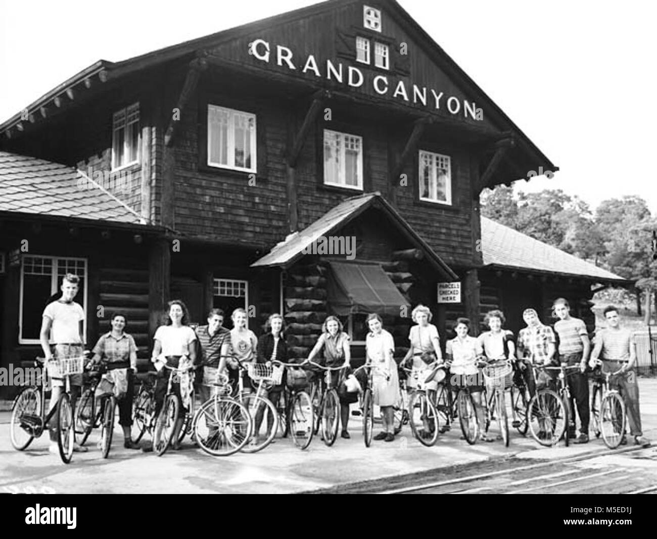 Grand Canyon historischen Railroad Depot AMERICAN YOUTH HOSTEL GRUPPE STEHEN MIT IHREN FAHRRÄDERN VOR GRCA ZUGDEPOT. 1947. Stockfoto