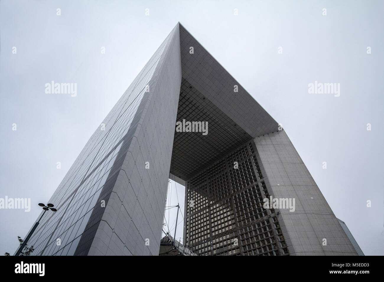PARIS, Frankreich, 20. Dezember 2017: Grande Arche de la Defense (La Defense große Bogen) von unten. In Paris Business District gelegen, ist es der Stockfoto