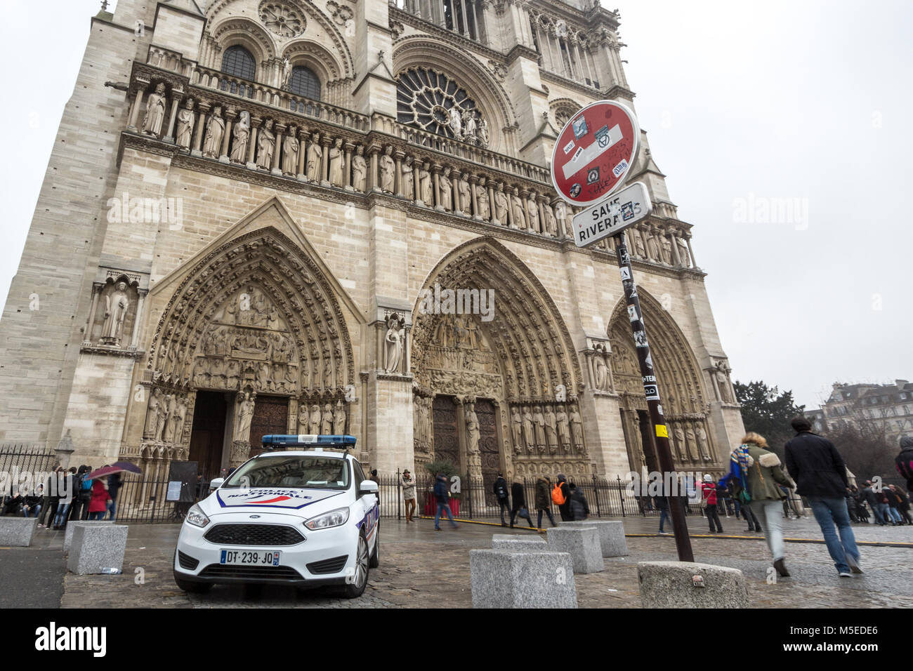 PARIS, Frankreich, 20. Dezember 2017: Polizei Auto vor der Kathedrale Notre Dame de Paris, der ein Teil des Anti terrorist Betrieb durch die Fre getan Stockfoto
