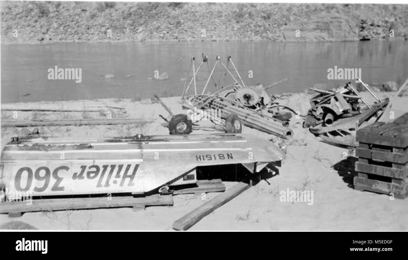 Grand Canyon historisch-Phantom Ranch Hubschrauberabsturz Hiller 360, einen Hubschrauber durch Arizona Hubschrauber Dienst, tusayan Camp betrieben besaß, machte eine Bruchlandung in Colorado River in der Nähe von Phantom Ranch. Die Maschine wurde in der Folge zerlegt und aus der Schlucht von Maultier verpackt. Absturz am 1. November 1950. Stockfoto