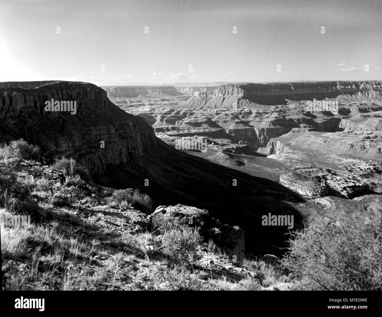 B Grand Canyon Hopi Point, nord-nordwestlich in der NÄHE DER LEITER DER BAY ÜBER 140-MILE CANYON zwischen Punkt und Punkt TAHUTA GATAGAMA auf großen Daumen. TAHUTA TERRASSE MITTE RECHTS. Alte Trail hinunter in die Schlucht im schattigen Bereich RECHTS VORNE. 31. MÄRZ 1953. Stockfoto