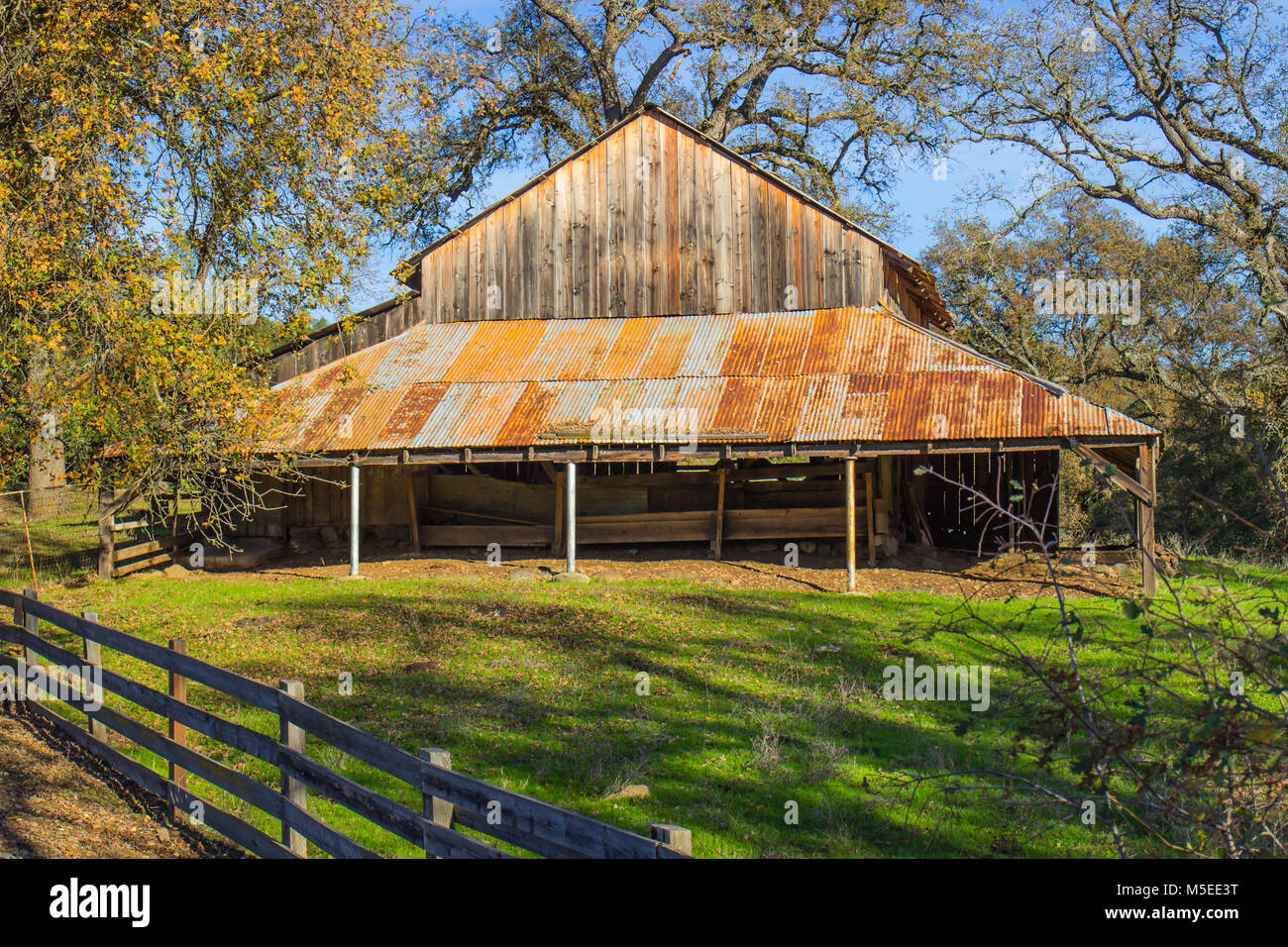 Vintage rustikale Scheune mit rostigen Tin Roof Stockfoto