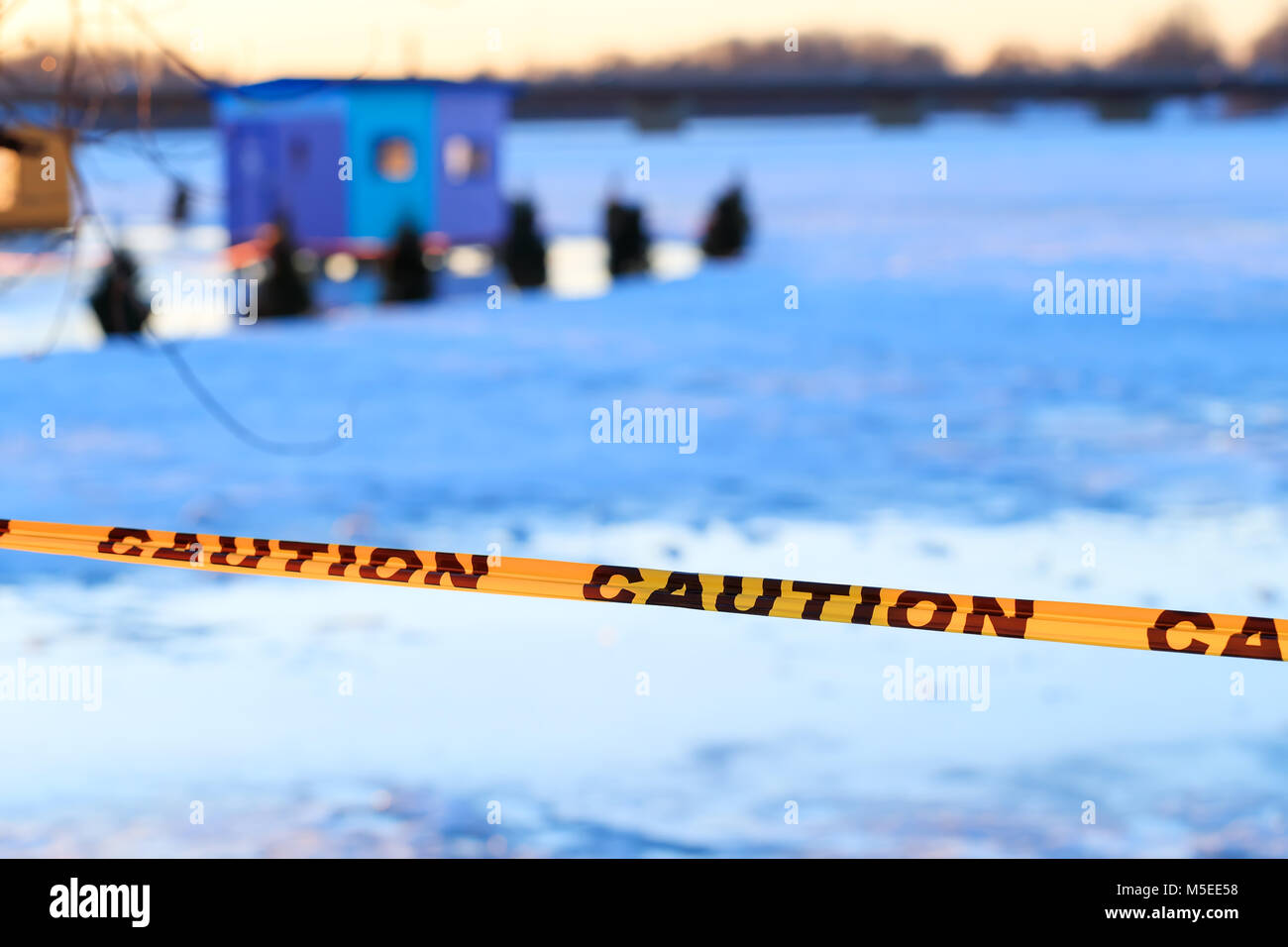 Achtung Zeichen von dünnem Eis im Fischerdorf installiert auf dem See an der Gefahr des Ertrinkens. Achtung oder Vorsicht Zeichen von ertrinken, gefrorenen See. Stockfoto