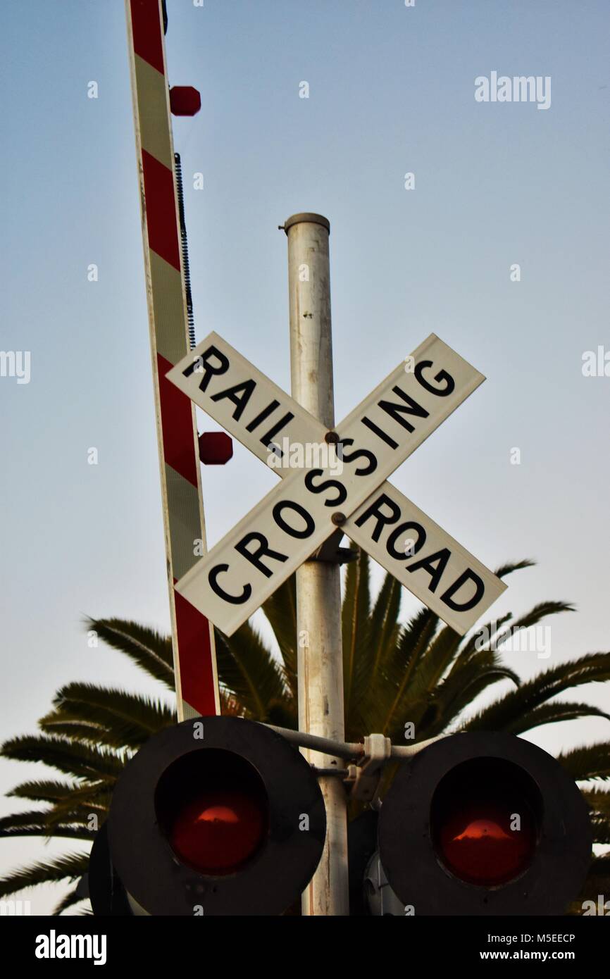 Bahnübergang mit Beleuchtung Carpintaria, Kalifornien Stockfoto