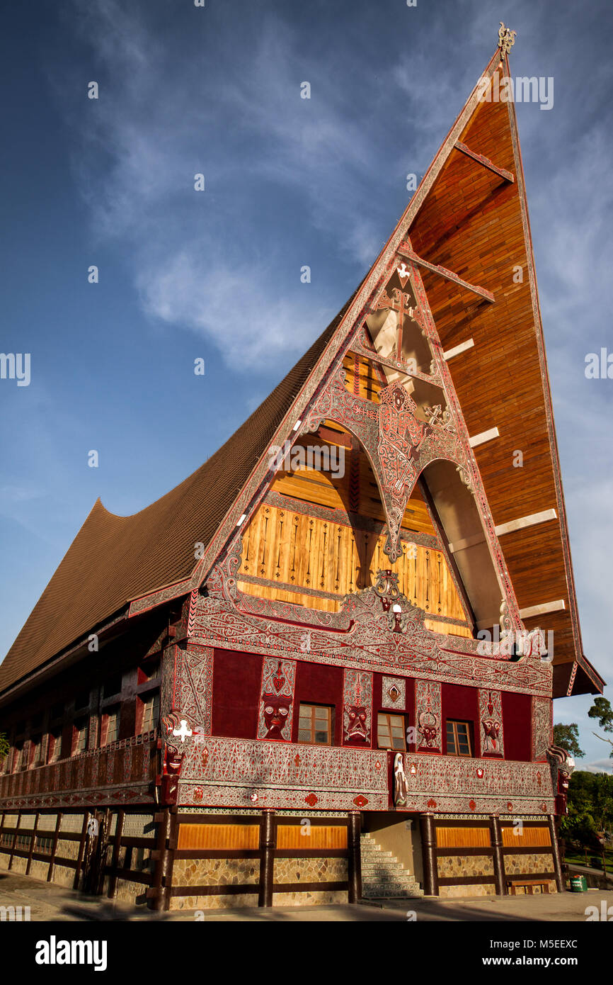 Modernes und Traditionelles Batak Katholische Kirche, moderne Struktur mit atemberaubenden architektonischen Merkmale, einzigartige und ungewöhnliche, farbenfroh und tribal Kirche Stockfoto