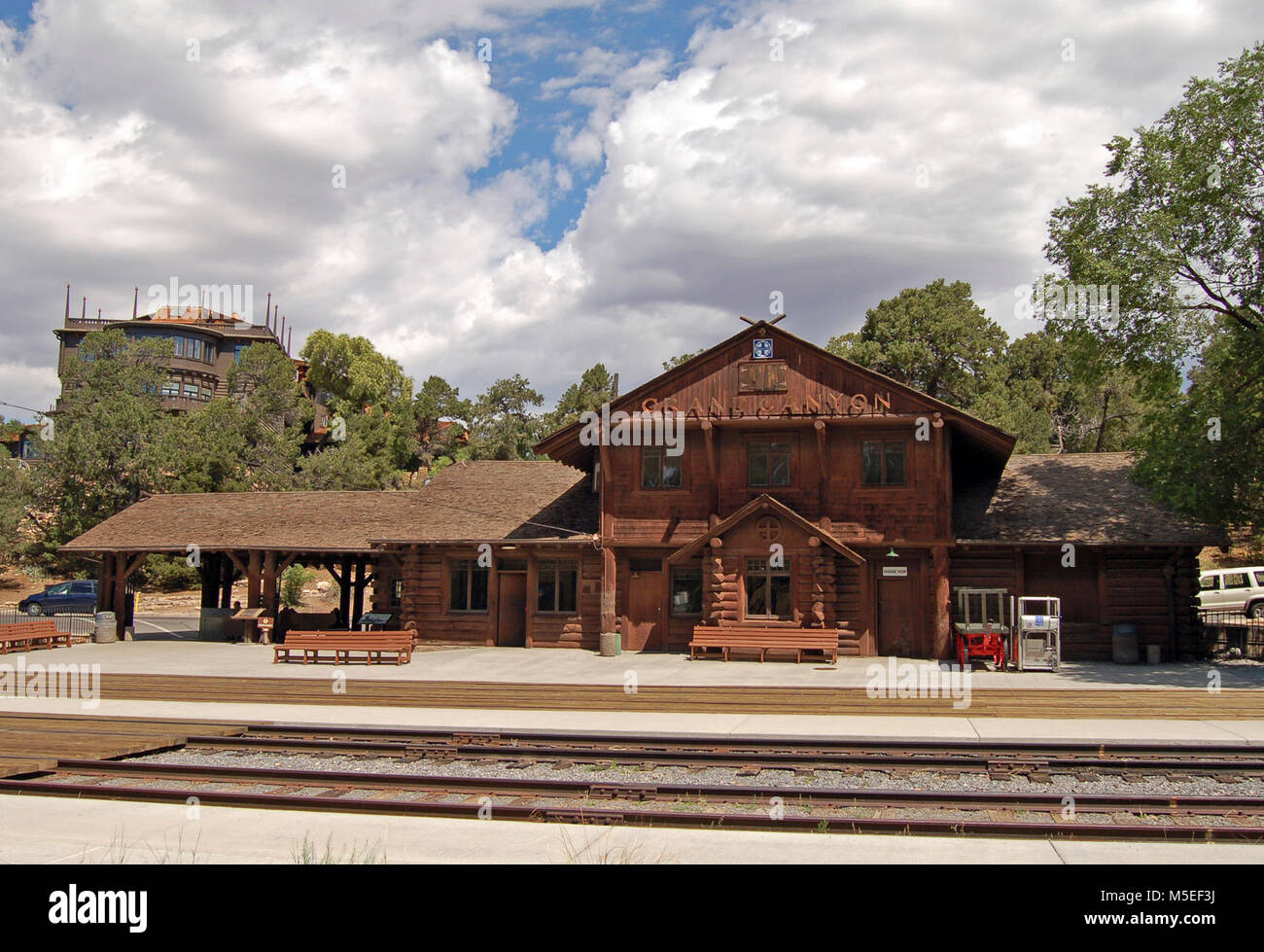 Grand Canyon Railroad Depot Grand Canyon Nationall Park Historic District: South Rim. Am 17. September 1901 die erste dampfbetriebene Bahn in Grand Canyon Village rollte nach einem relativ reibungslosen Fahrt von Williams, Arizona. Die 3-stündige Fahrt kostet $ 3.95. Was ist jetzt Grand Canyon Village unmittelbar zugänglicher als Hance Ranch oder Grandview im Osten und Bass Camp im Westen. Zu der Zeit einen ganzen Tag und eher strenge Phase Fahrt zum Dorf von Flagstaff, Arizona kosten 20,00 $. Die Santa Fe Bahnbetriebswerk wurde im Jahr 1909 abgeschlossen. Es ist eins von nur drei verbleibenden Depots log in der Coun Stockfoto