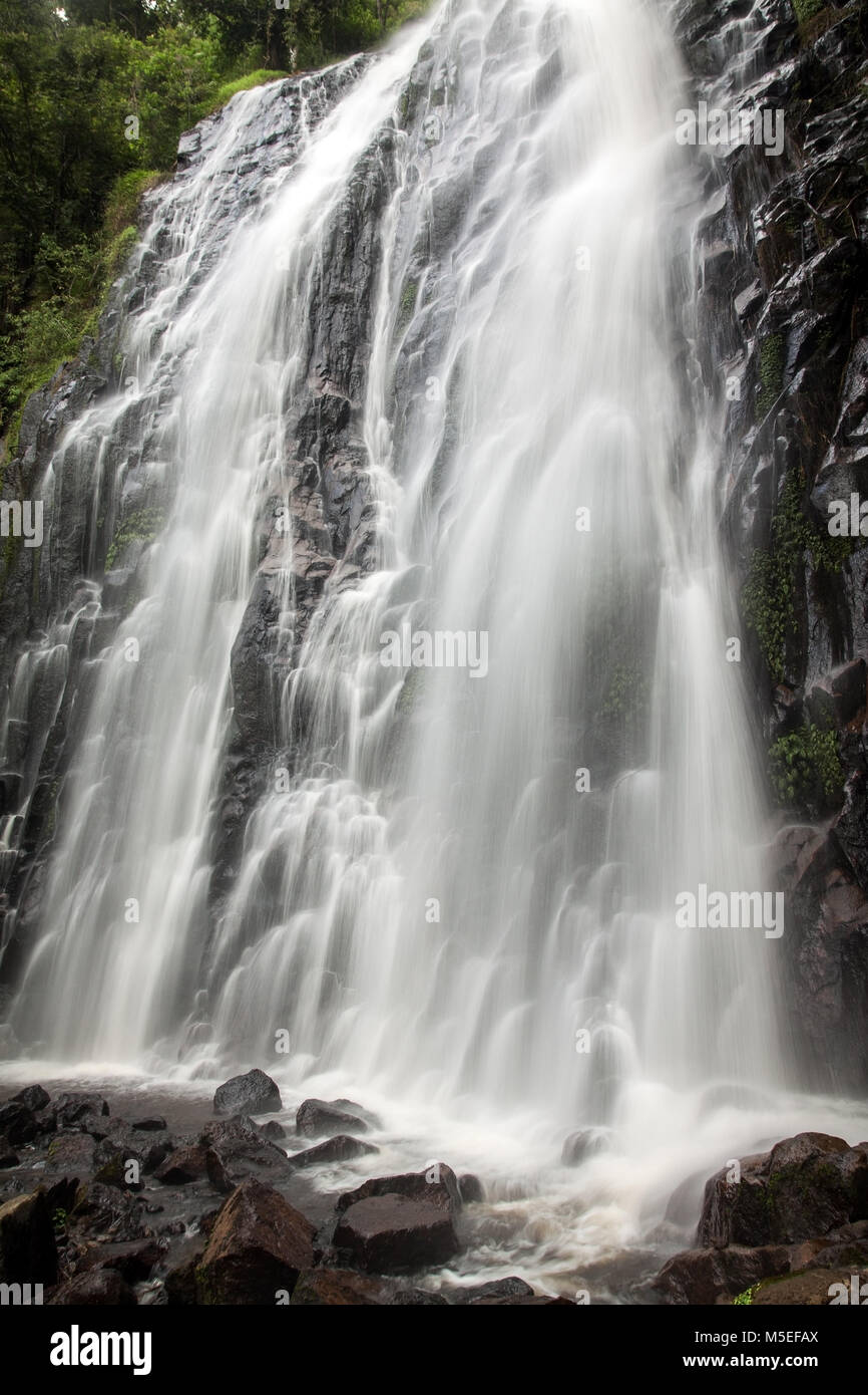 Leistungsstarke Wasserfall mit einer langen Verschlusszeit genommen. Fotos mit langer Belichtungszeit ist eine kreative Verwendung der Kamera erstellen Seide glatt fließende Wasser Wasser Stockfoto