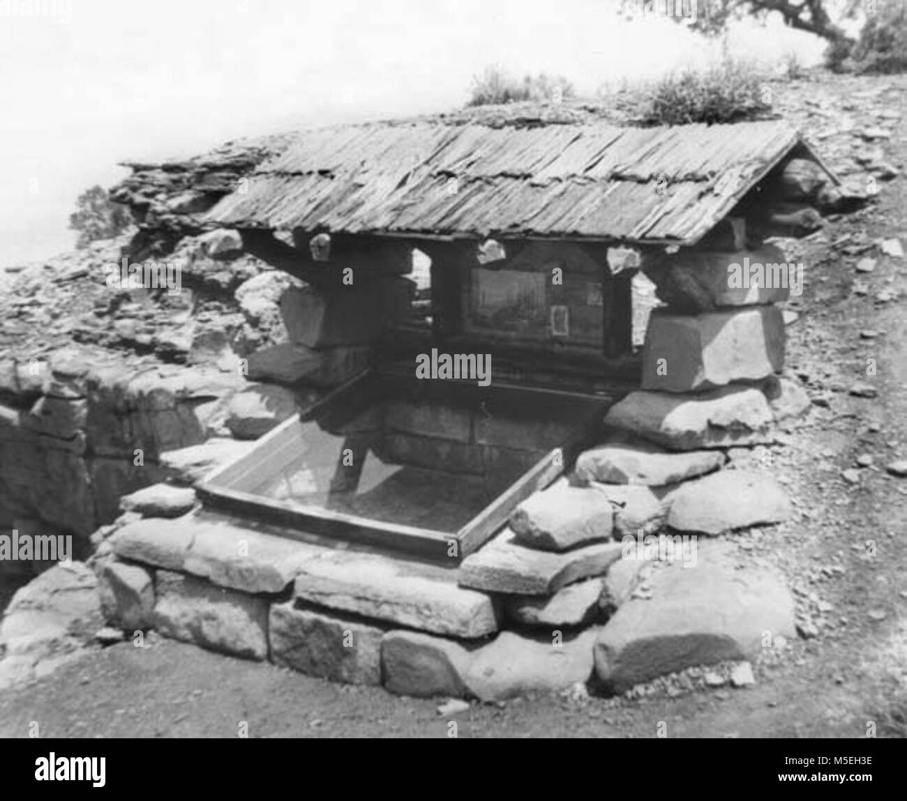 Grand Canyon Fossil Fern Ausstellung VERSCHLECHTERTE RAHMEN AUS GLAS VON FOSSILEN FARN DISPLAY, Cedar Ridge AUSSTELLUNG AUF S KAIBAB TRAIL. 1. Aug 1968. . Stockfoto