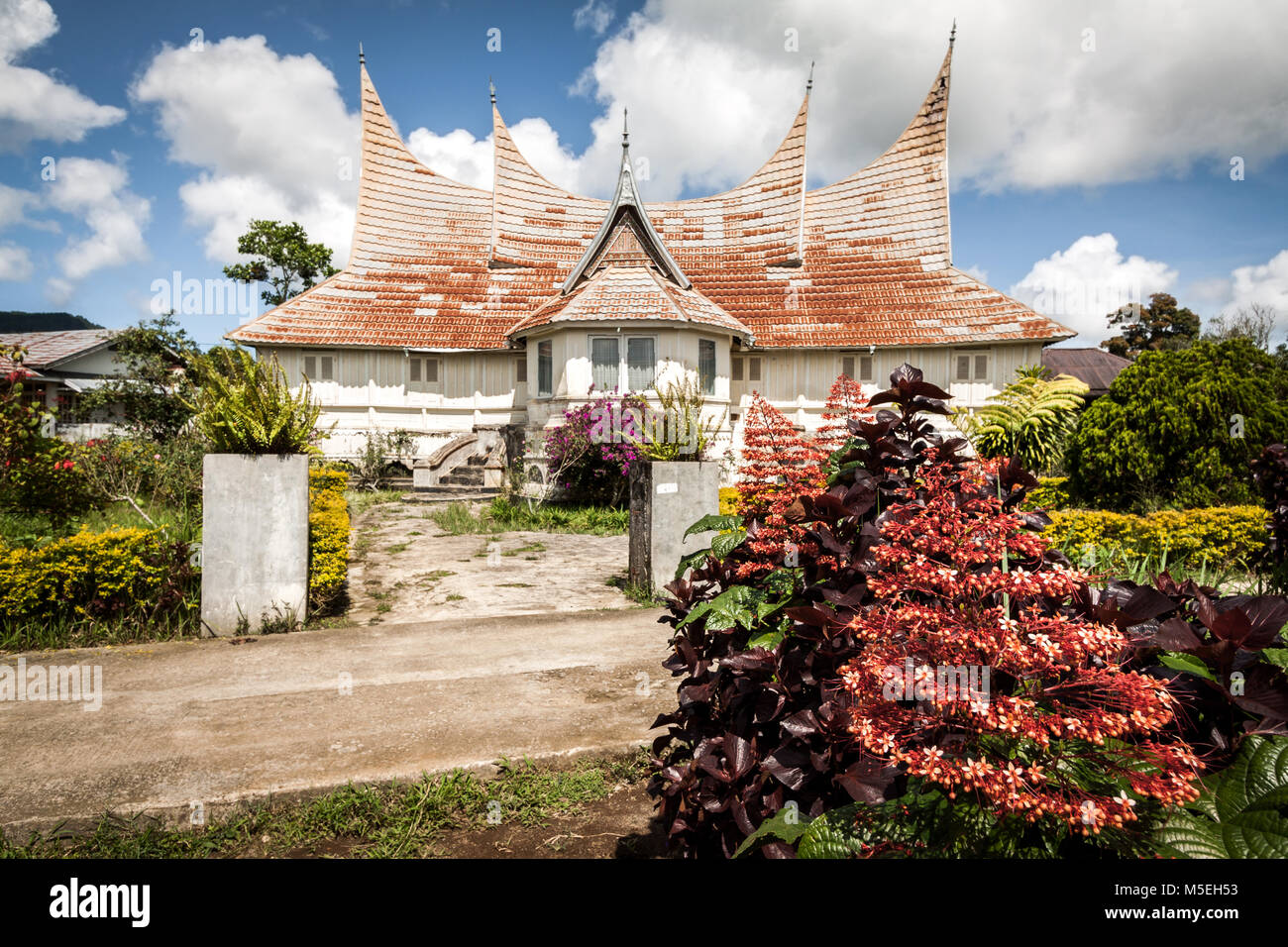 Minangkabau Haus, Vorderansicht des traditionellen indigenen Architektur der Minangkabau Kultur. Schöne einzigartige Dach Stil der Minangkabau Haus Stockfoto