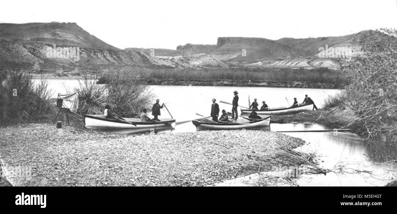 Grand Canyon Powell Expedition 2 ND POWELL EXPEDITION. Partei in Boote & BEREIT ZUM START. Abfahrt von Green River, Wyoming. Von links nach rechts: in der CANONITA E.O. BEAMAN, ANDREW HATTAN, WALTER CLEMENT POWELL. IN DER EMMA DEAN: STEVEN VANDIVER JONES, JOHN K. HILLERS, John Wesley Powell, FREDRICK S. DELLENBAUGH. Im NELLIE POWELL: ALMON HARRIS THOMPSON, John-F.-Verwalter, Frances Marion Bischof, FRANK RICHARDSON. 22. Mai 1871 - GRCA 14775. Stockfoto